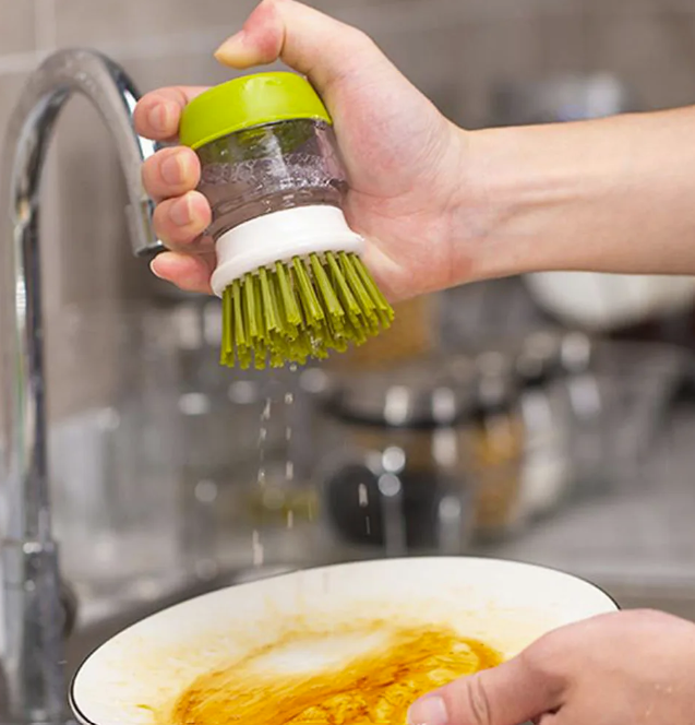 Brosse à vaisselle avec distributeur de liquide