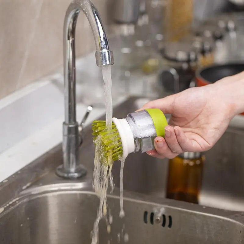 Brosse à vaisselle avec distributeur de liquide